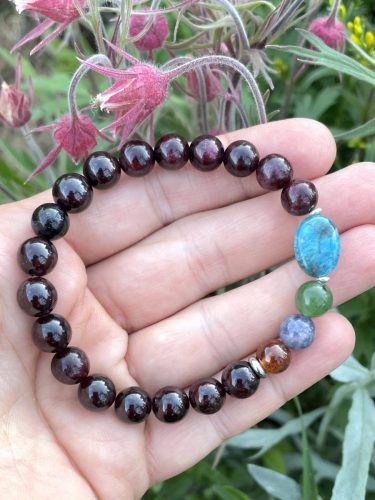 Gránát-hesszonit-iolit-nefrit jade-apatit
