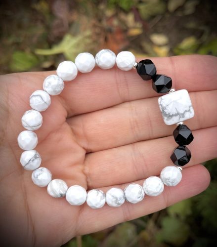 Fazettált howlit-onix